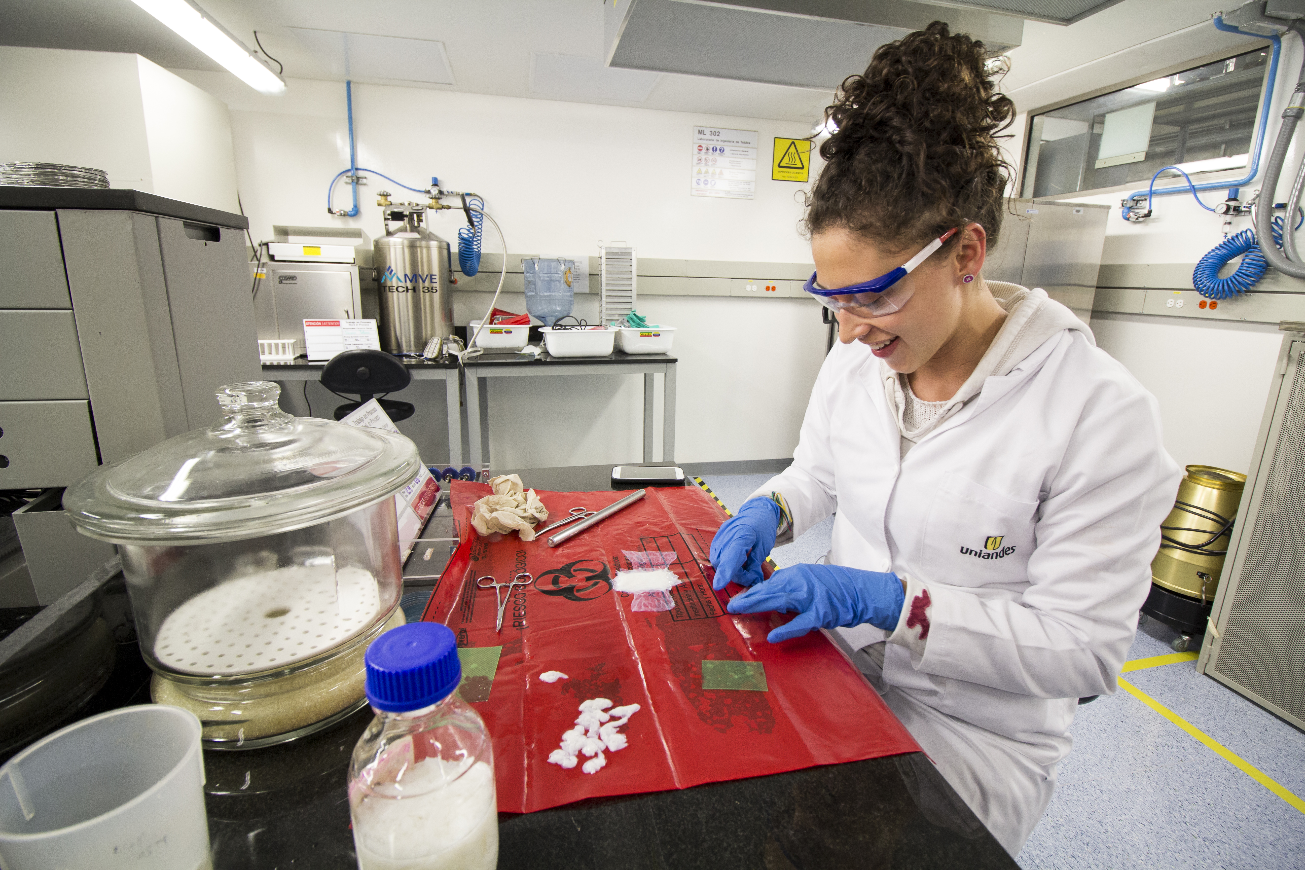 Estudiante realizando experimentos con materiales de laboratorio sobre una mesa.